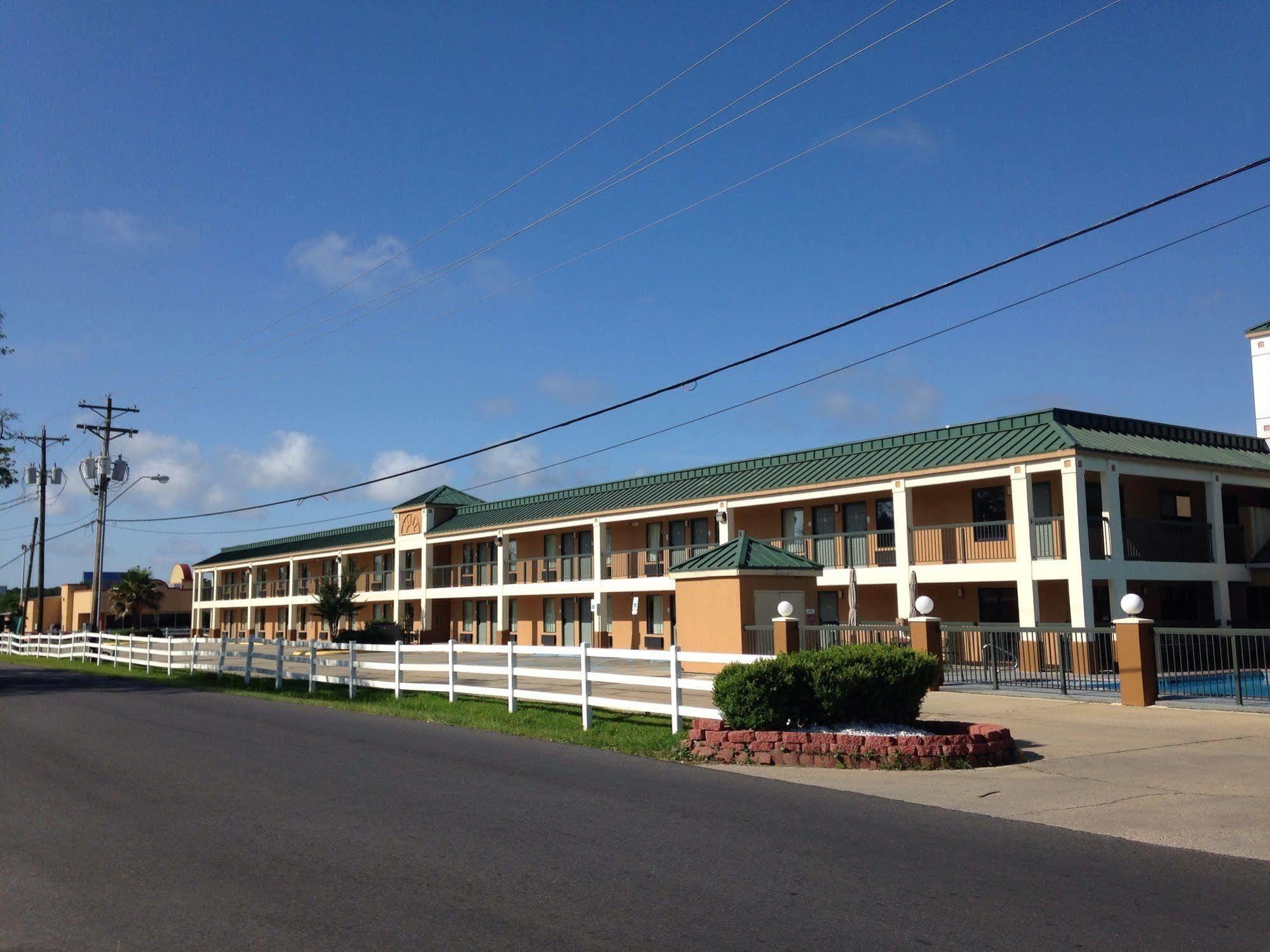 Econo Lodge Inn & Suites Ocean Springs - Biloxi Exterior photo